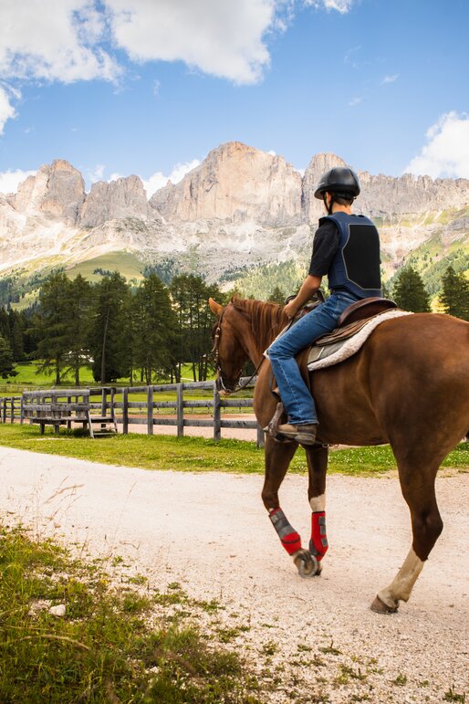 Child Horse Riding View of Rosengarten | © Eggental Tourismus/StorytellerLabs