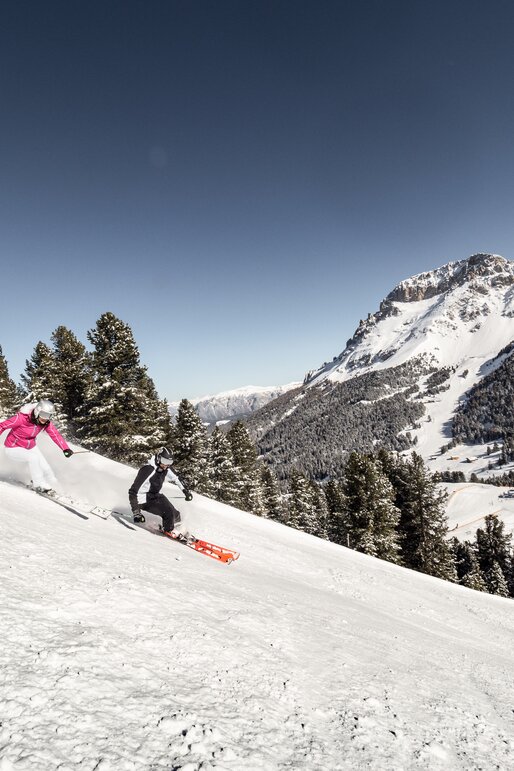 Skifahrer auf Zangen Piste mit Blick auf Latemar | © Paolo Codeluppi